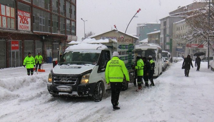 Muş’ta, yolda kalan araçları polis ekipleri itti