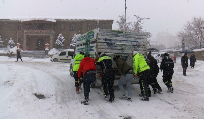 Muş’ta, yolda kalan araçları polis ekipleri itti