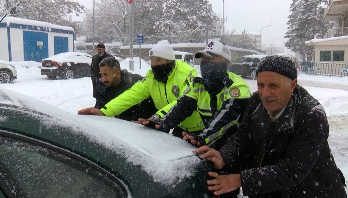 Muş’ta, yolda kalan araçları polis ekipleri itti