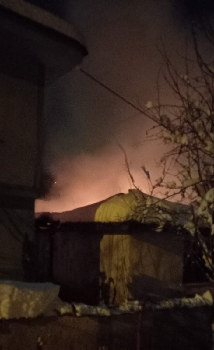 Bursa'da bir vatandaşın evi alev alev yandı