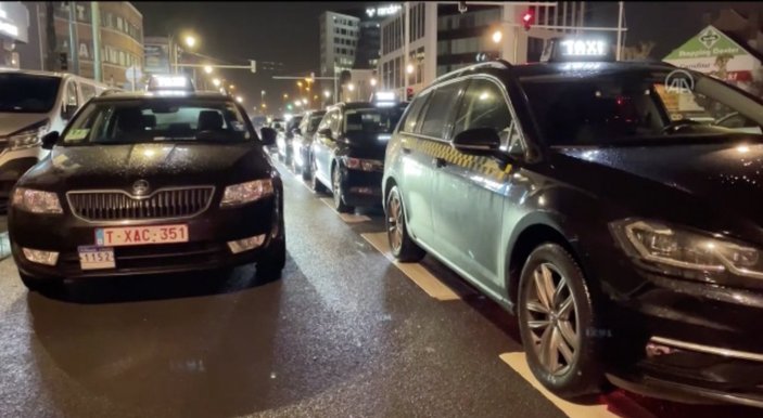 Belçika’da taksi sürücüleri, Uber’i protesto etti
