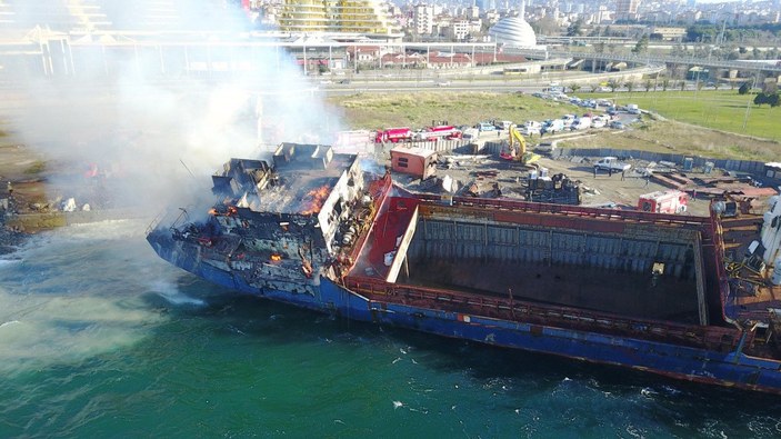 Kartal'da iskeleye bağlı gemide yangın