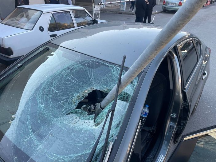 Mersin'de devrilen direk aracın camına saplandı