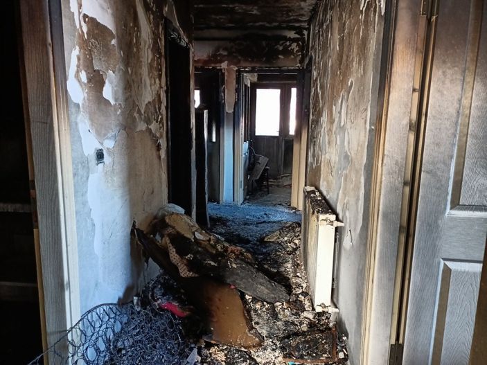 d Samsun'da önce arkadaşını bıçakladı sonra evini yaktı