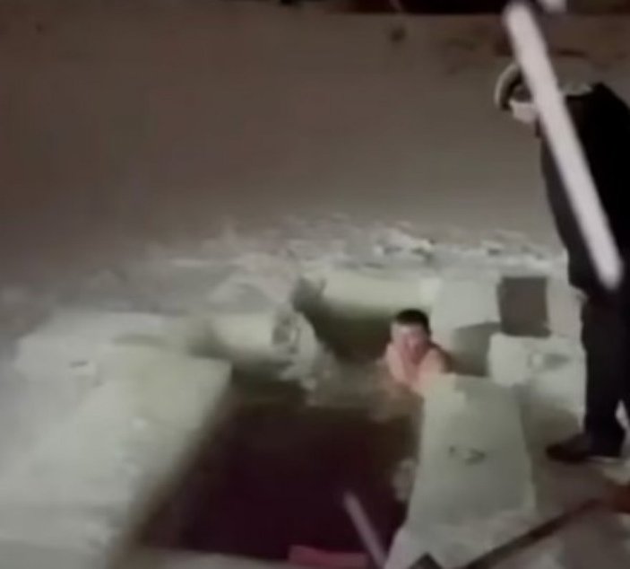 Rusya'da buz tutan nehre giren kadın kayboldu