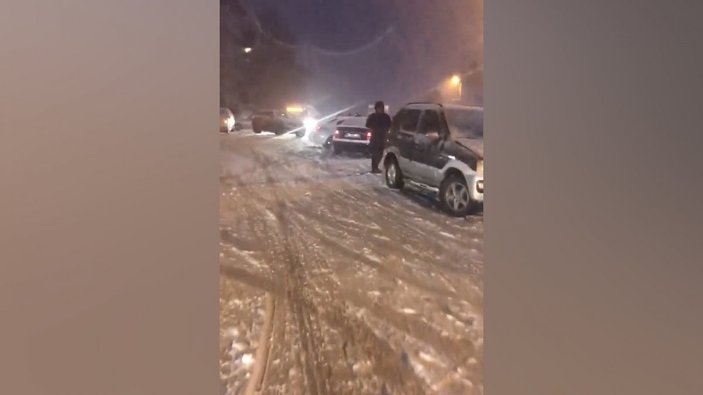 Ankara'da kar, sürücülere zor anlar yaşattı