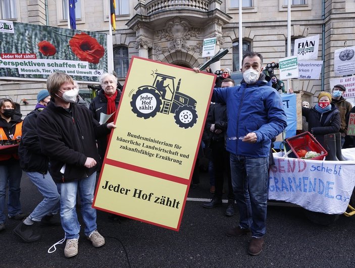 Almanya'da çiftçilerden traktörlü eylem