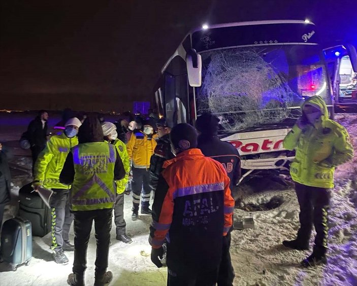 Aksaray'da yolcu otobüsü şarampole düştü: 4 yaralı
