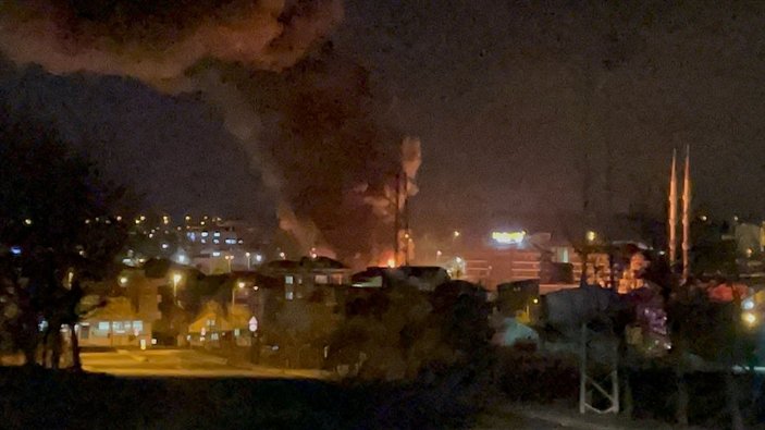 Arnavutköy'de köpük fabrikasında yangın çıktı