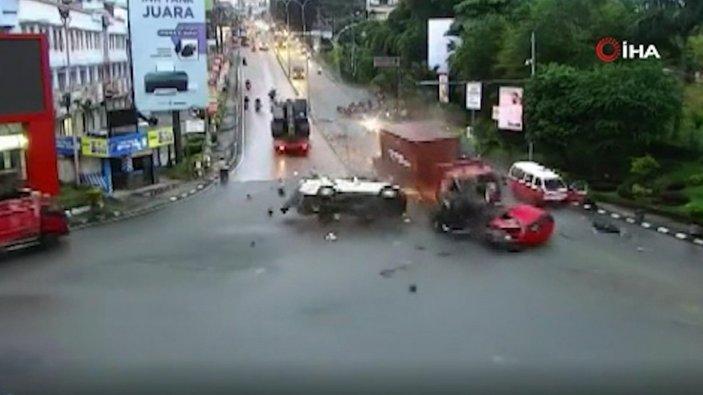 Endonezya'da kırmızı ışıkta duran araçları biçti: 4 ölü, 22 yaralı