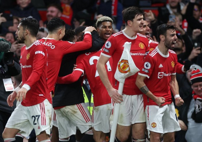 Manchester United son dakikada güldü