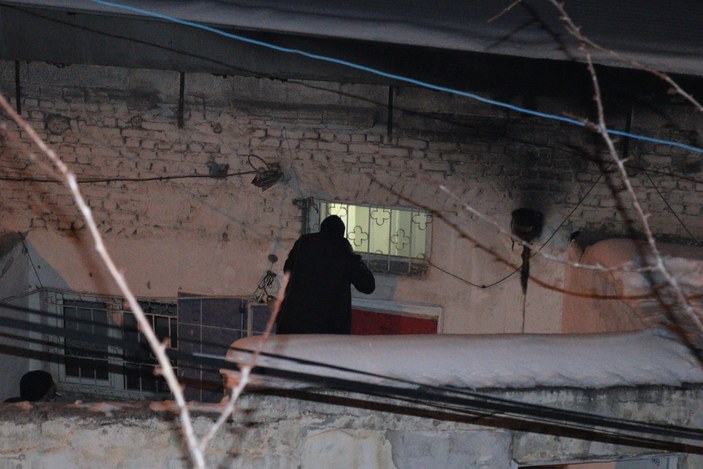 Kayseri'de evi yakmaya çalışan şahıs, bıçakla eşini rehin aldı