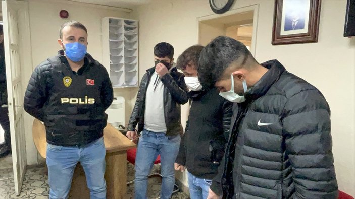 İzmir'de ehliyet sınavına kameralı maskeyle girdi