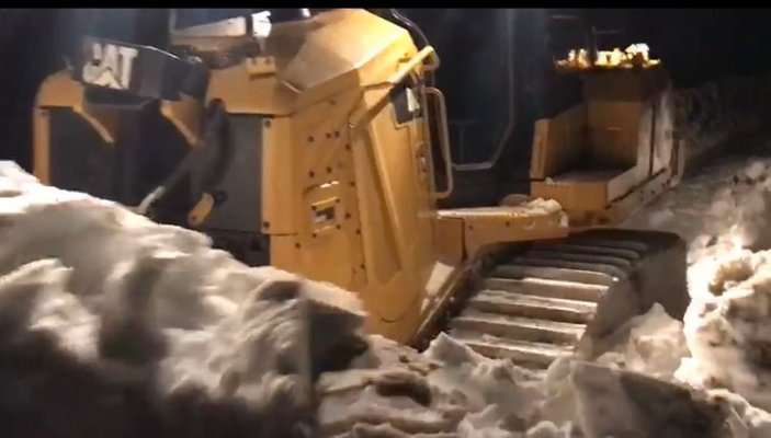 Şırnak'ta 2 metrelik kar tabakası dozerlerle açılmaya çalışıldı
