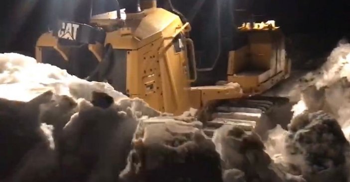 Şırnak'ta 2 metrelik kar tabakası dozerlerle açılmaya çalışıldı