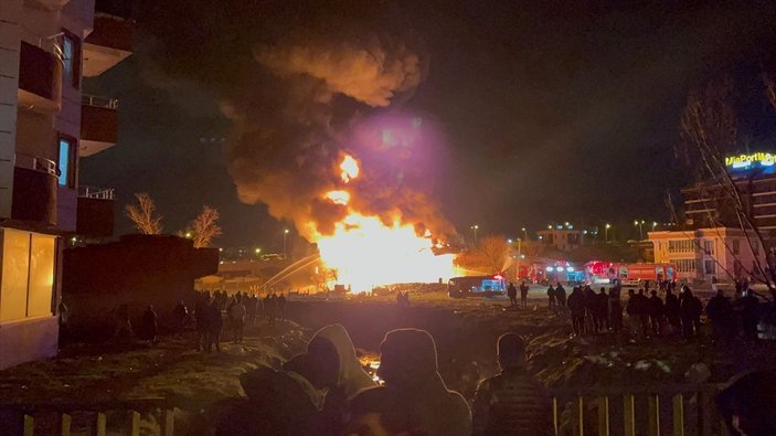 Arnavutköy'de köpük fabrikasında yangın çıktı