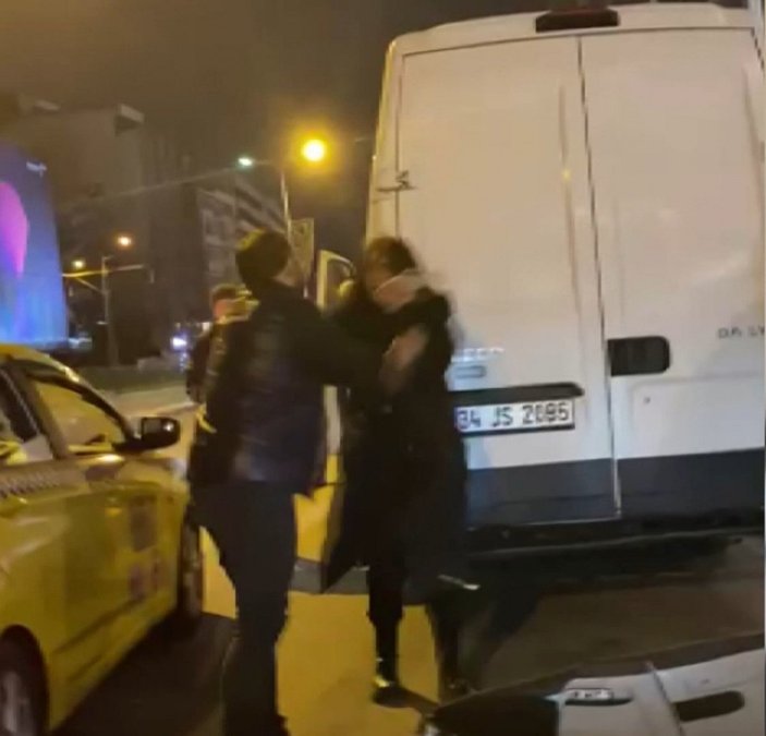 İstanbul'da turisti darbeden taksicinin belgesi iptal edildi