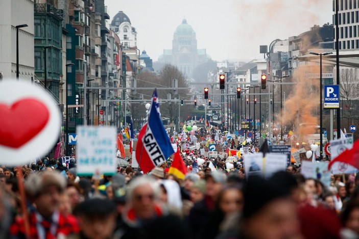 Belçika'da koronavirüs tedbirleri protesto edildi