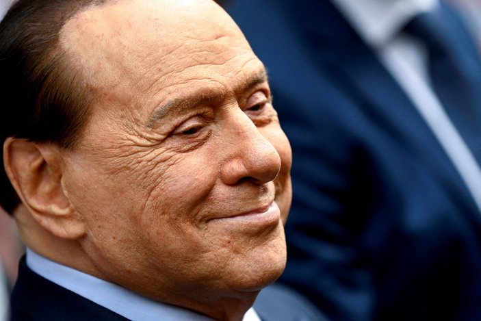 Silvio Berlusconi, İtalya Cumhurbaşkanlığı adaylığından çekildi