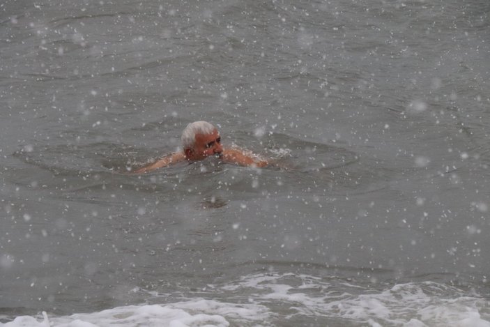 Zonguldaklı ‘Buz Adam’ denize girip kar banyosu yaptı