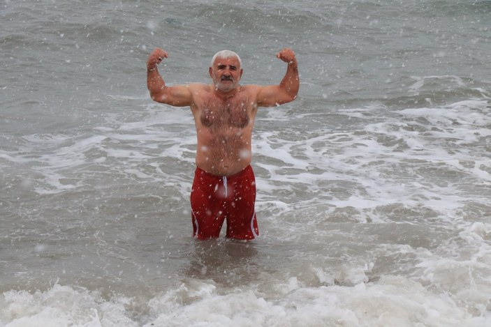 Zonguldaklı ‘Buz Adam’ denize girip kar banyosu yaptı