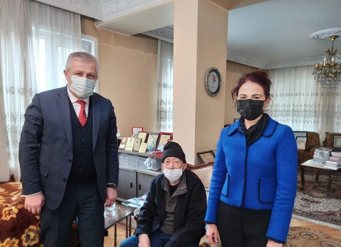 Bursa’da, 101 yaşındaki doktor 4’üncü doz aşısını oldu
