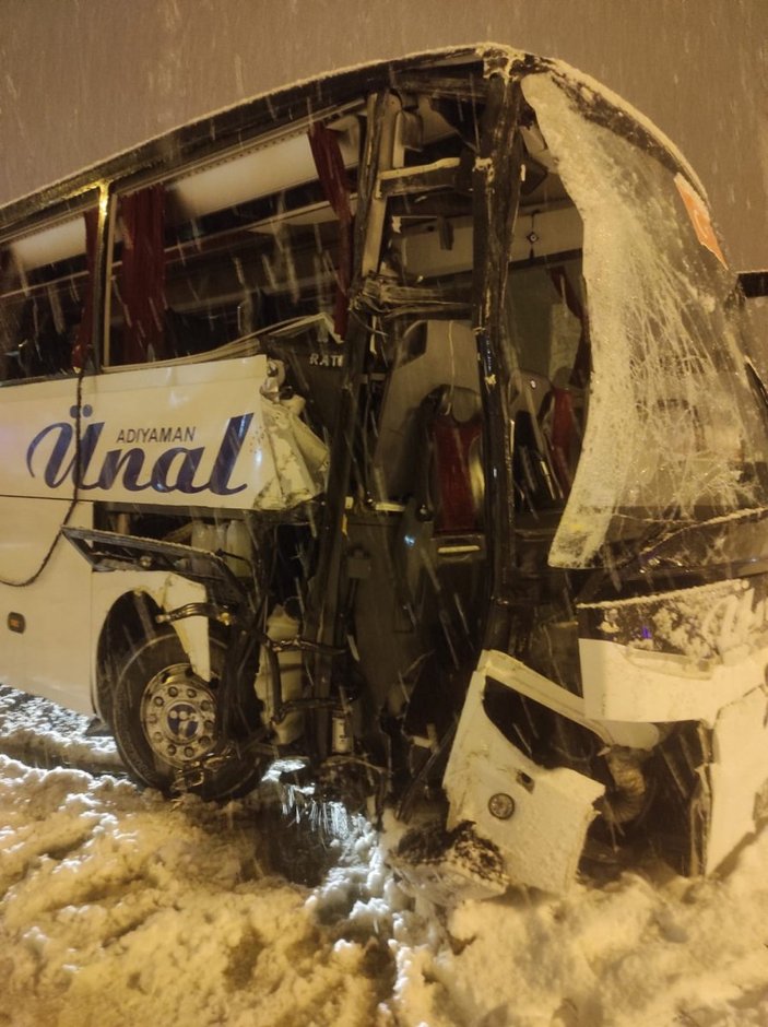 Kar yağışıyla birlikte otobüs kazaları art arda geldi