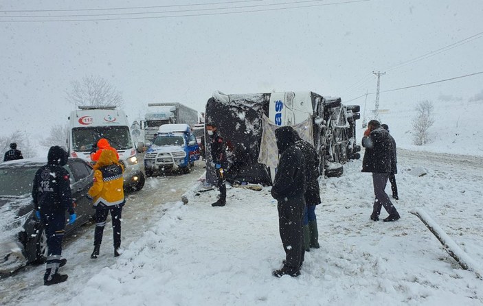 Kar yağışıyla birlikte otobüs kazaları art arda geldi