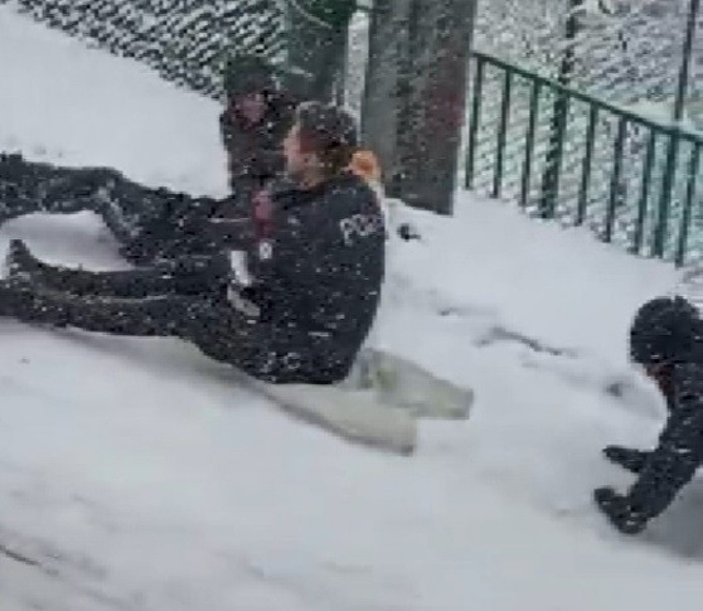 Kocaeli'de polisler, çocuklarla sokakta poşetle kaydı