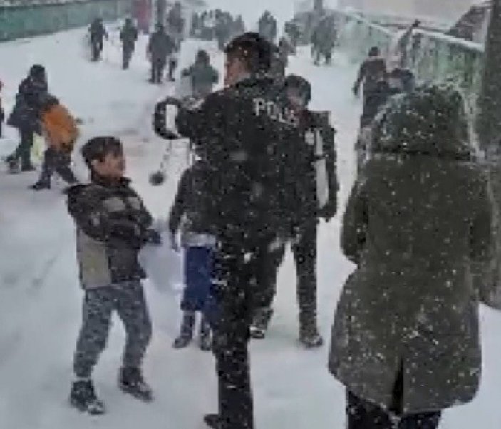 Kocaeli'de polisler, çocuklarla sokakta poşetle kaydı