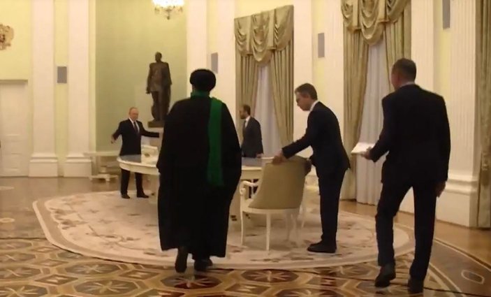 Putin, Reisi’nin selamına aleykümselam diyerek karşılık verdi