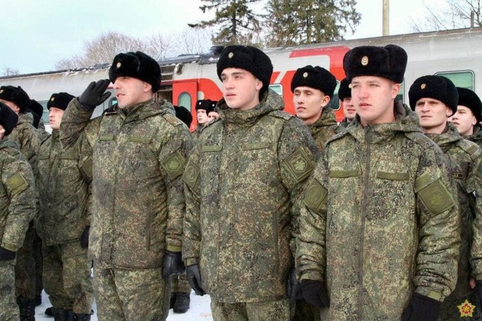 Rusya'dan Belarus'a askeri sevkiyat sürüyor