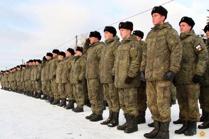 Rusya'dan Belarus'a askeri sevkiyat sürüyor