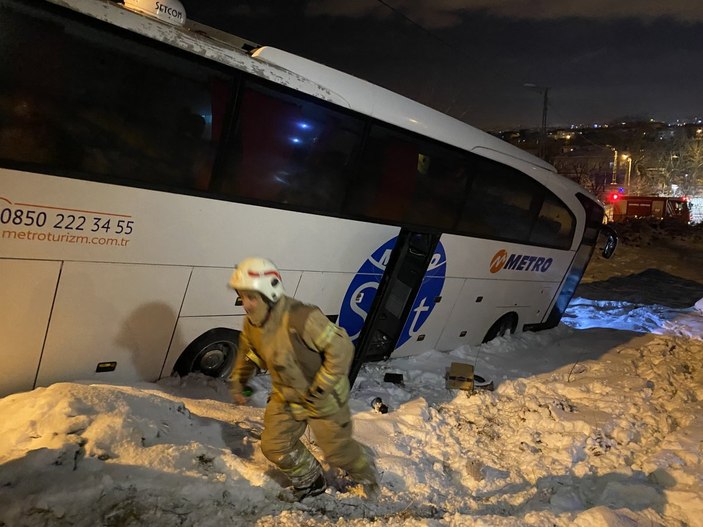 Sancaktepe'de yolcu otobüsü yan yattı