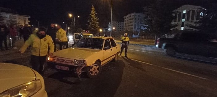 Nevşehir'de bir genç, kız arkadaşı barışma teklifini reddedince, arabanın önüne atladı