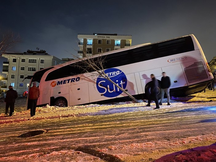 Sancaktepe'de yolcu otobüsü yan yattı