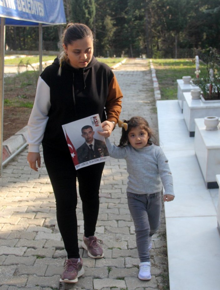 İlk karnesini, şehit düşen babasının mezarına götürdü