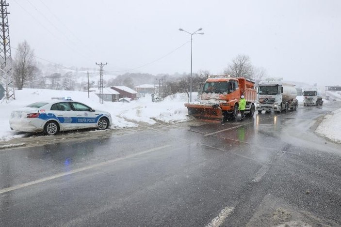 Bolu Dağı kesimi kar sebebiyle trafiğe kapatıldı