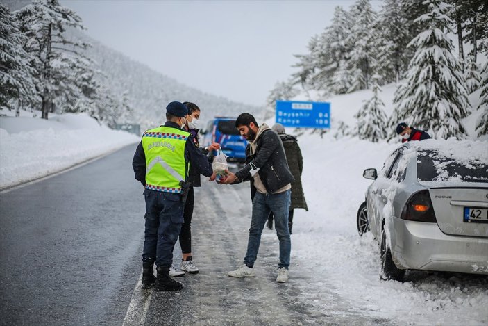 Antalya'da mahsur kalan öğrencilerin imdadına jandarma yetişti