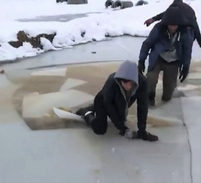 Kahramanmaraş'ta buzda oynayan çocuklar suya düştü