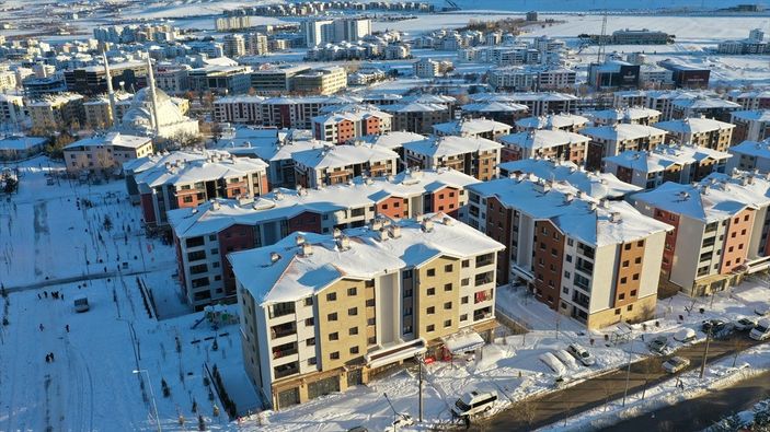 a Elazığ ve Malatya'da depremzedeler yeni konutlarında yaşamını sürdürüyor