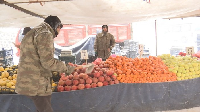 Elazığ'daki dondurucu soğukta pazar esnafının ekmek mücadelesi