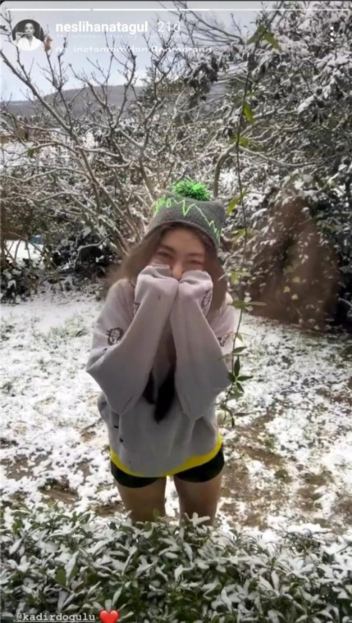 Neslihan Atagül, mini şortuyla karla oynadı