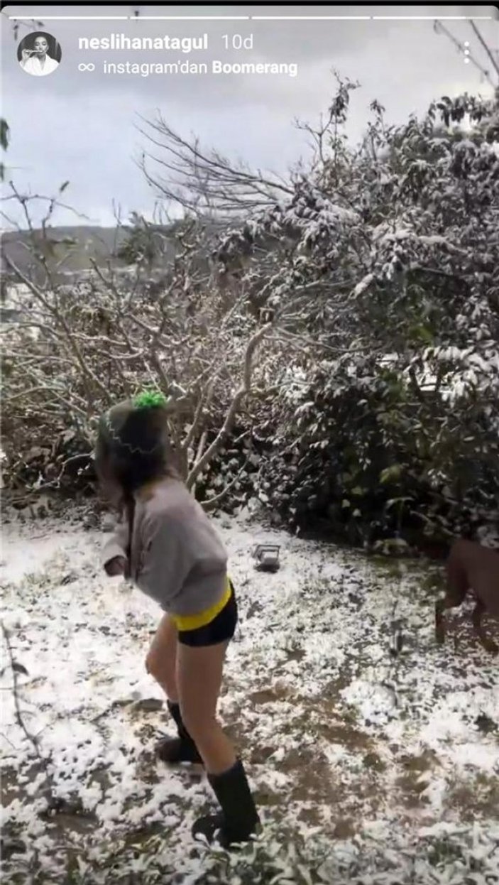 Neslihan Atagül, mini şortuyla karla oynadı