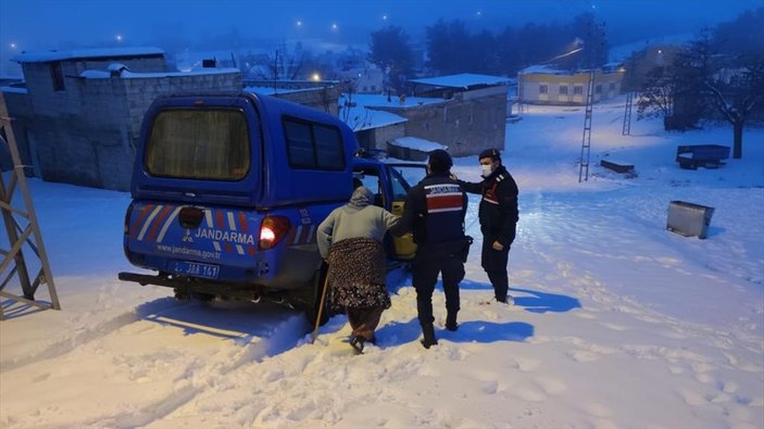 Gaziantep'te oğlunu göremeyen teyzenin yardımına jandarma yetişti