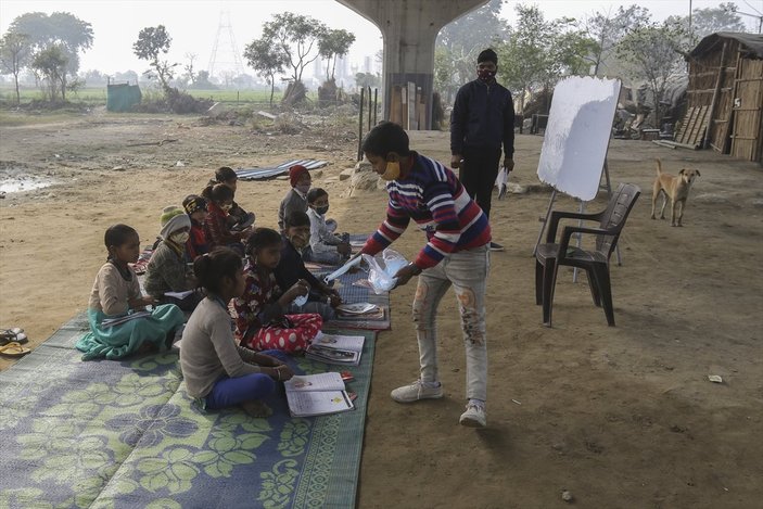Hindistan'da 18 yaşındaki gönüllü öğretmen eğitim veriyor