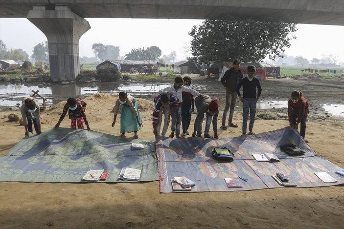 Hindistan'da 18 yaşındaki gönüllü öğretmen eğitim veriyor