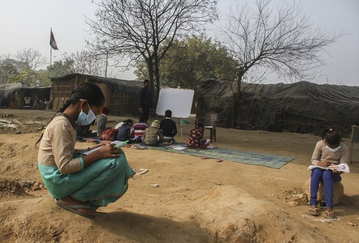 Hindistan'da 18 yaşındaki gönüllü öğretmen eğitim veriyor