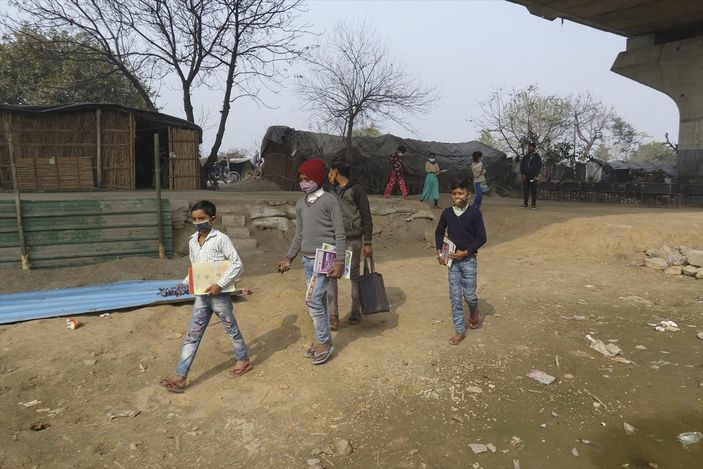 Hindistan'da 18 yaşındaki gönüllü öğretmen eğitim veriyor