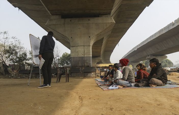 Hindistan'da 18 yaşındaki gönüllü öğretmen eğitim veriyor